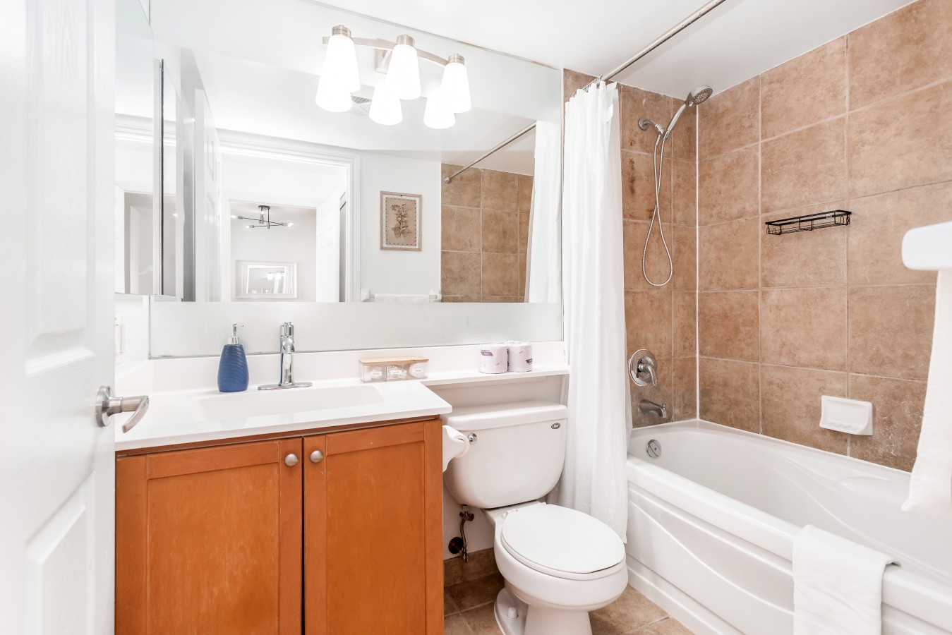 City Retreat | 2BR 2BATH | Sleeps 8 | Free Parking — furnished suite photo 19 in Mississauga