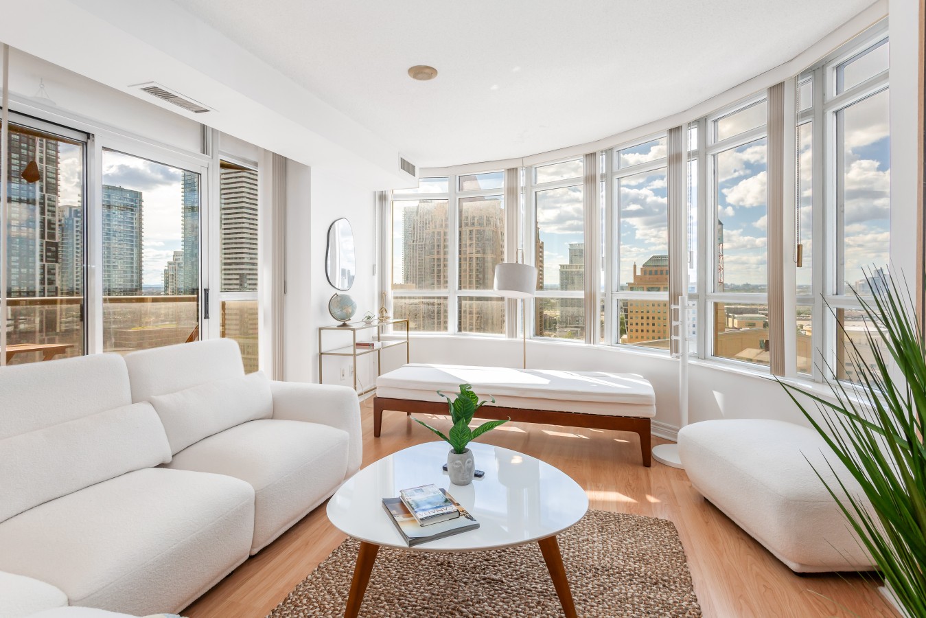 City Retreat | 2BR 2BATH | Sleeps 8 | Free Parking — furnished suite photo 11 in Mississauga