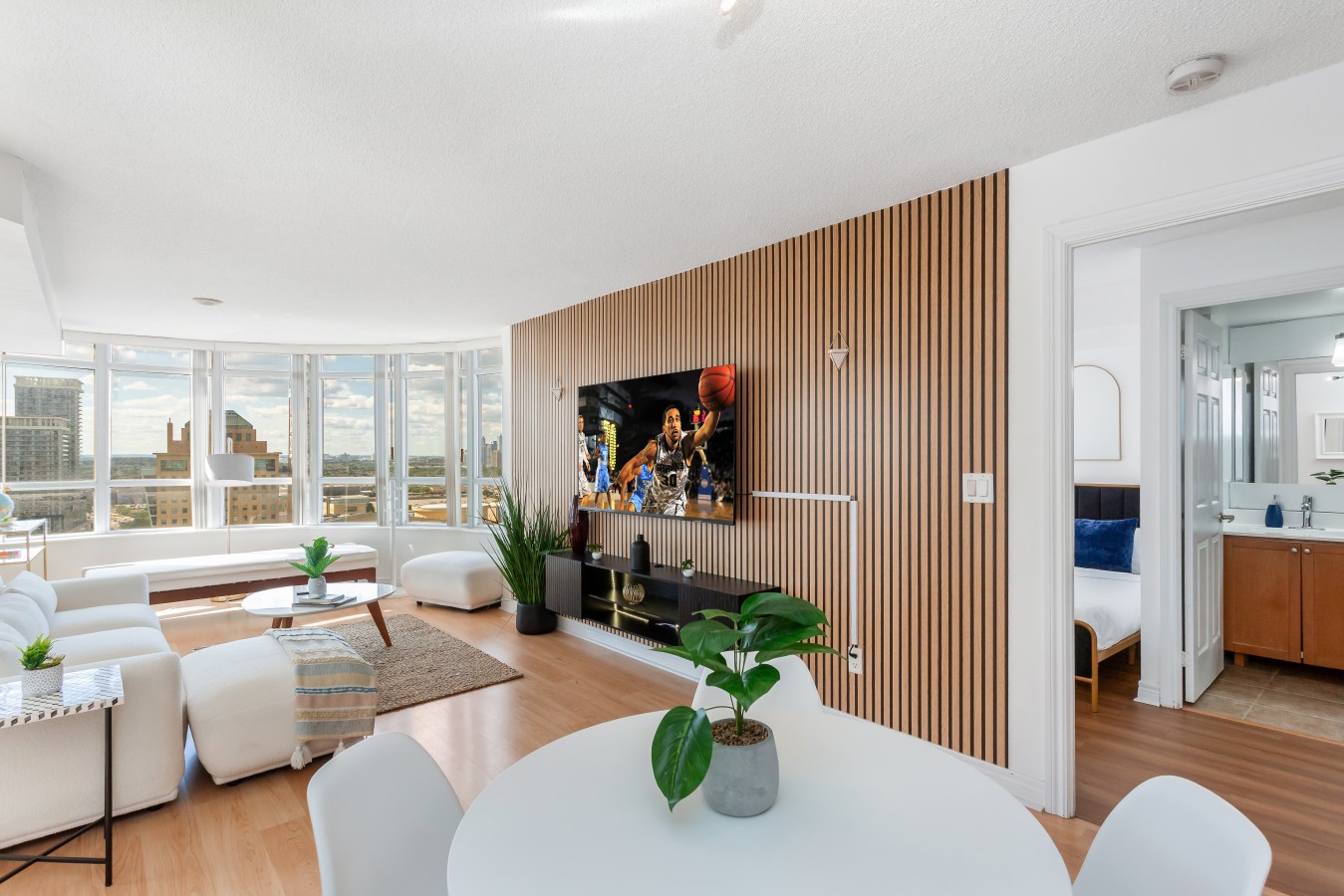City Retreat | 2BR 2BATH | Sleeps 8 | Free Parking — furnished suite photo 43 in Mississauga