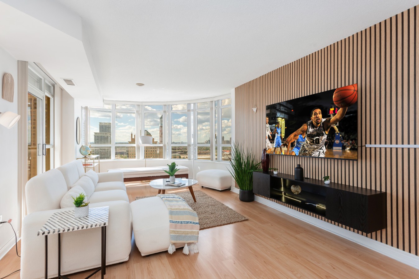 City Retreat | 2BR 2BATH | Sleeps 8 | Free Parking — furnished suite photo 39 in Mississauga