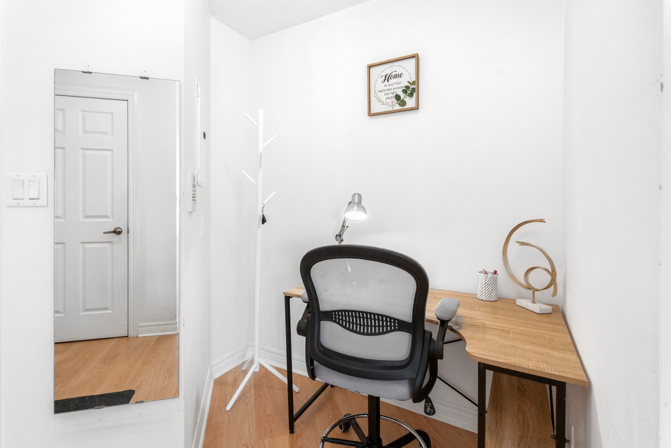 City Retreat | 2BR 2BATH | Sleeps 8 | Free Parking — furnished suite photo 7 in Mississauga
