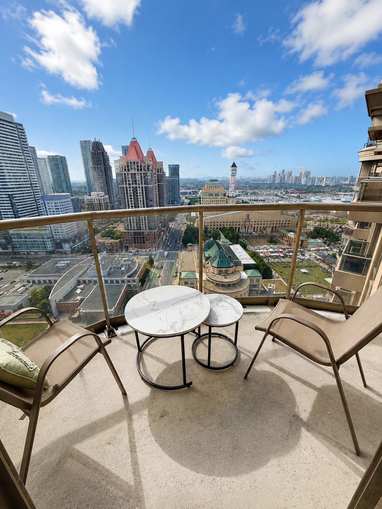 High-Rise 3BR Oasis | Free Parking | City Views — furnished suite photo 17 in Mississauga