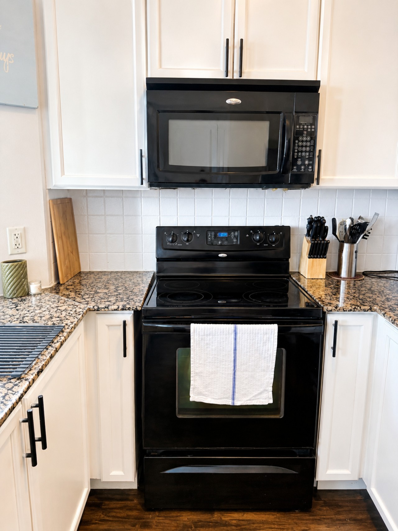 High-Rise 3BR Oasis | Free Parking | City Views — furnished suite photo 20 in Mississauga