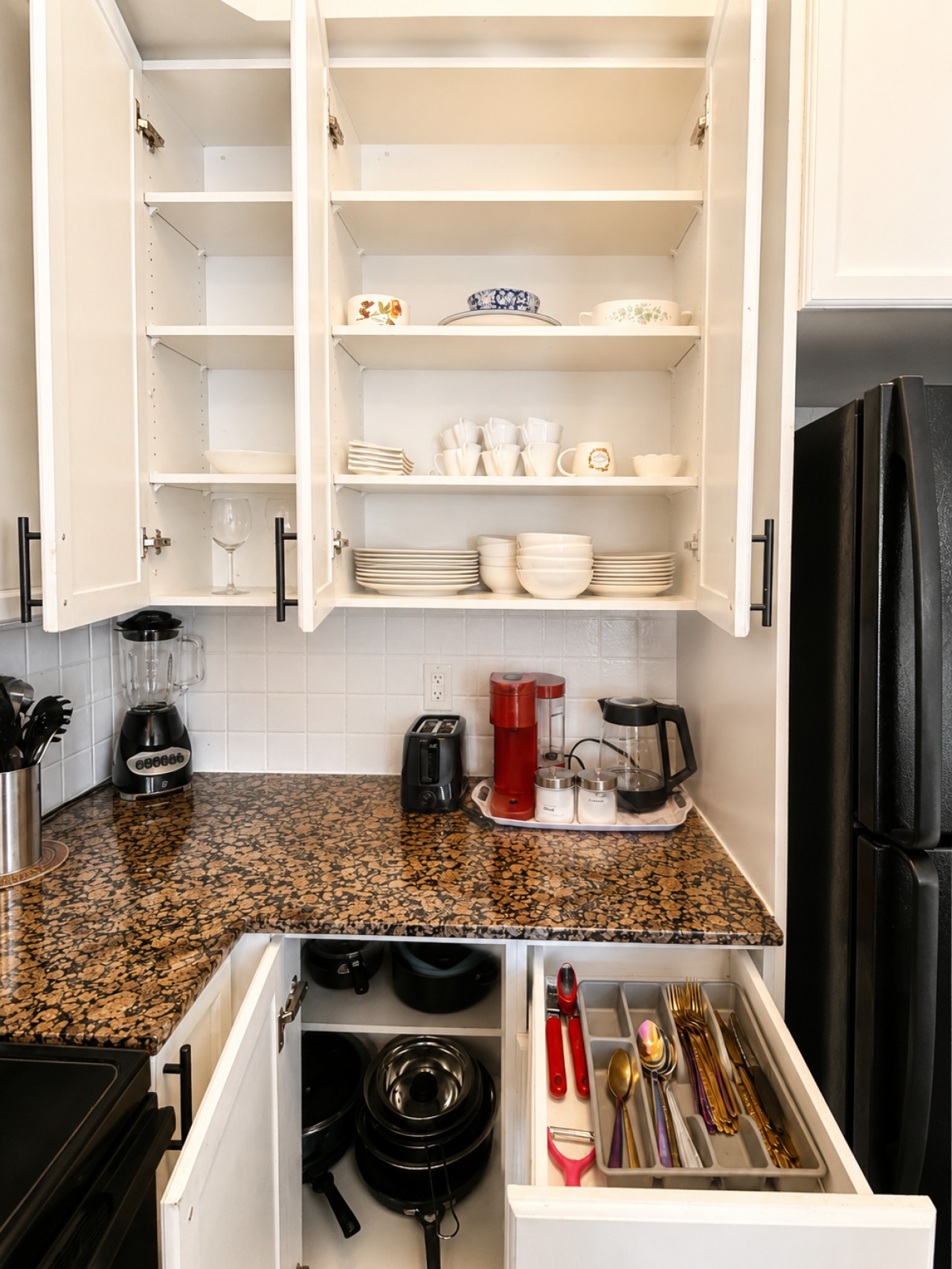 High-Rise 3BR Oasis | Free Parking | City Views — furnished suite photo 21 in Mississauga