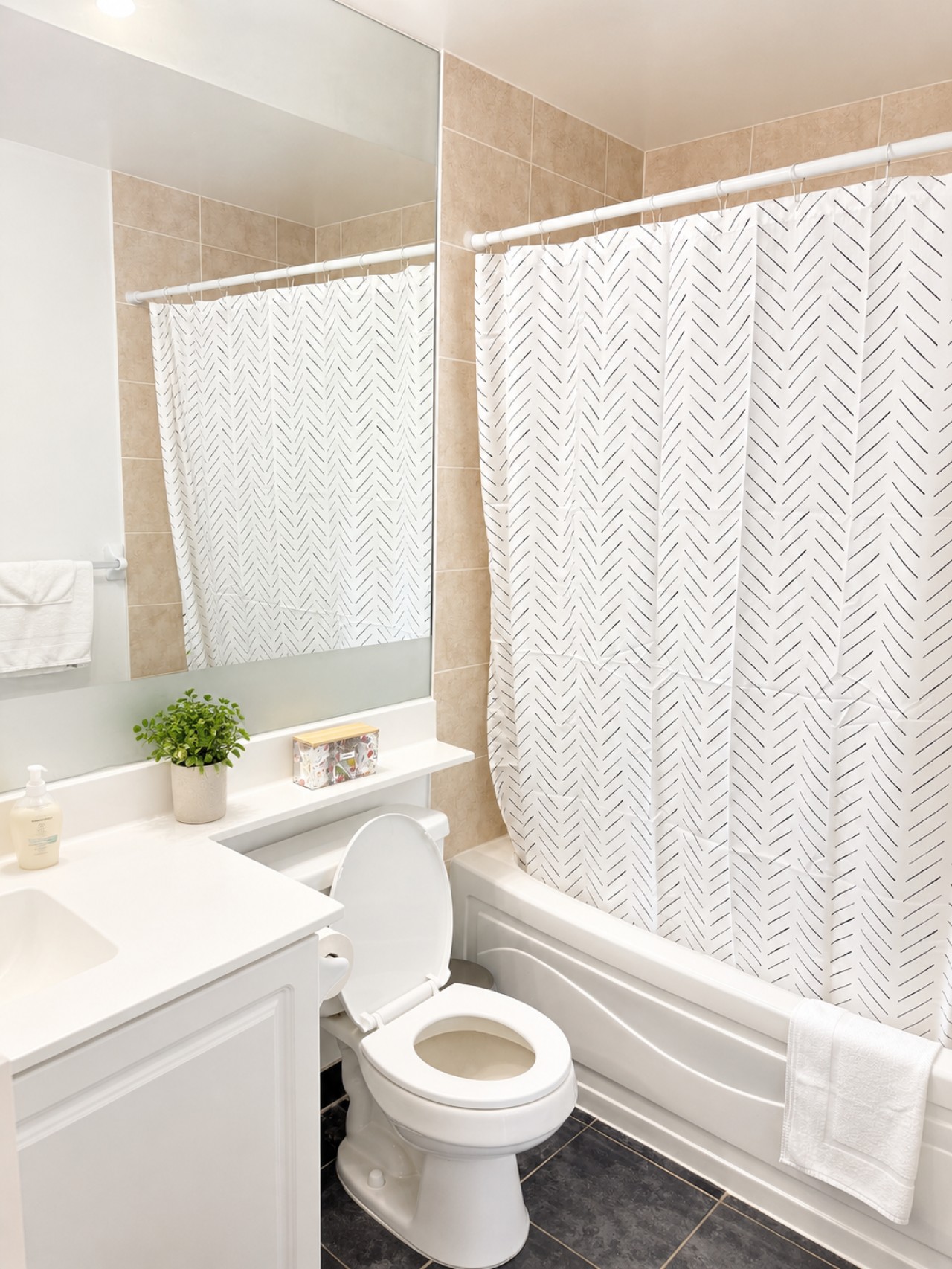 High-Rise 3BR Oasis | Free Parking | City Views — furnished suite photo 10 in Mississauga