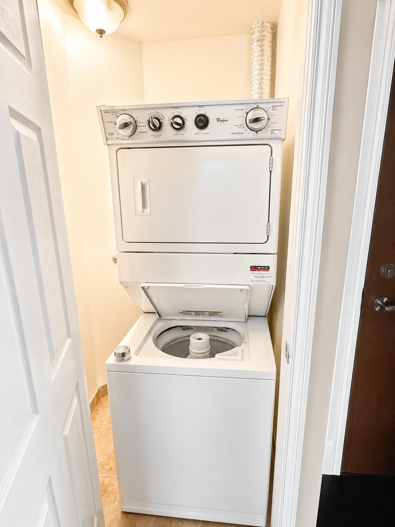 High-Rise 3BR Oasis | Free Parking | City Views — furnished suite photo 19 in Mississauga