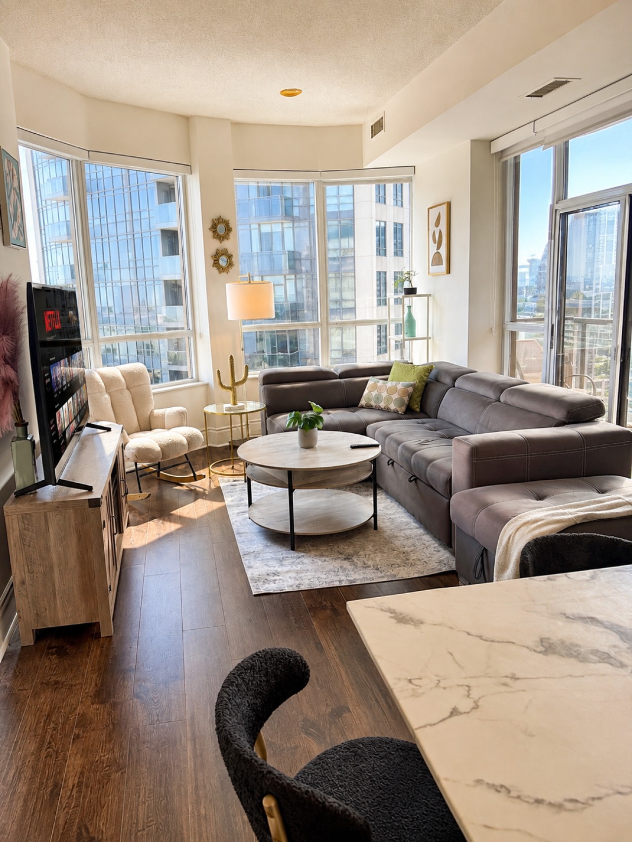 High-Rise 3BR Oasis | Free Parking | City Views — furnished suite photo 16 in Mississauga