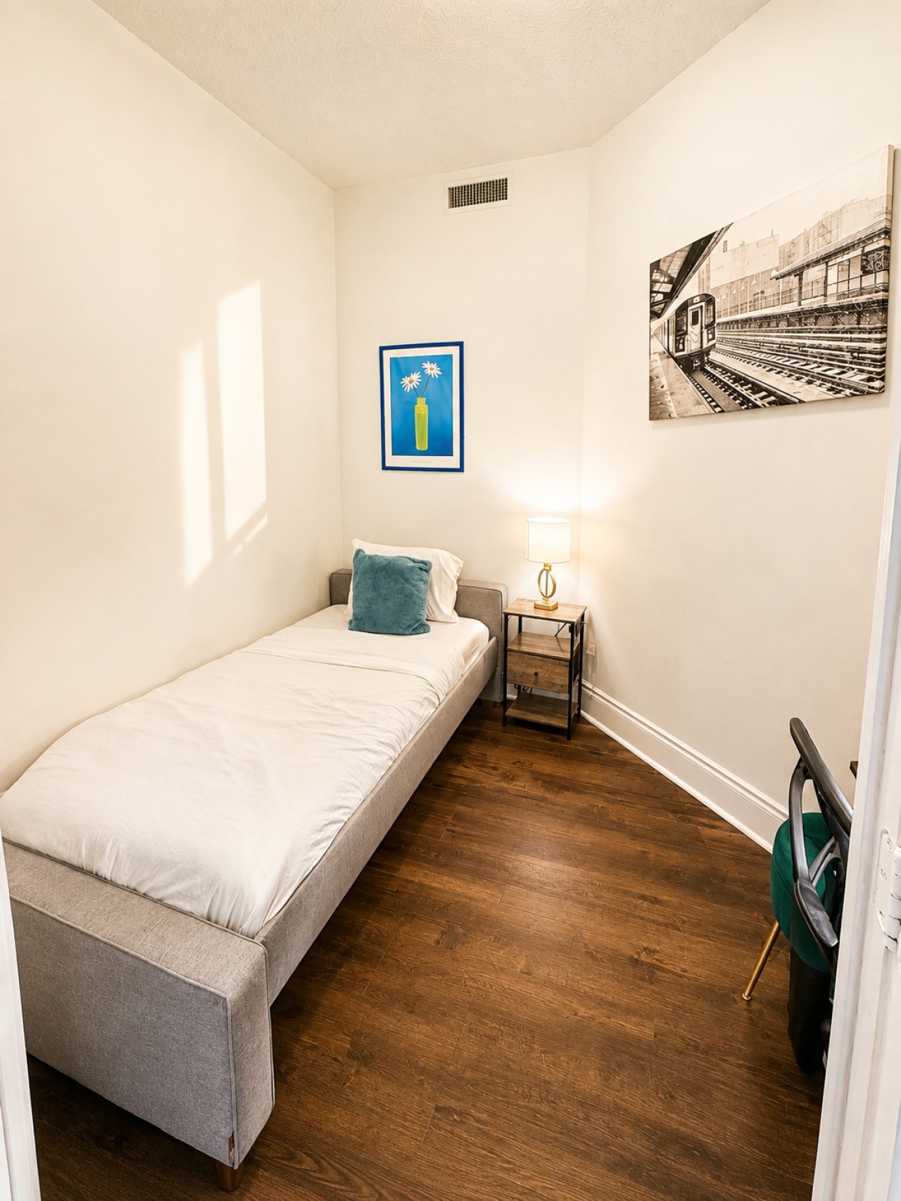 High-Rise 3BR Oasis | Free Parking | City Views — furnished suite photo 13 in Mississauga