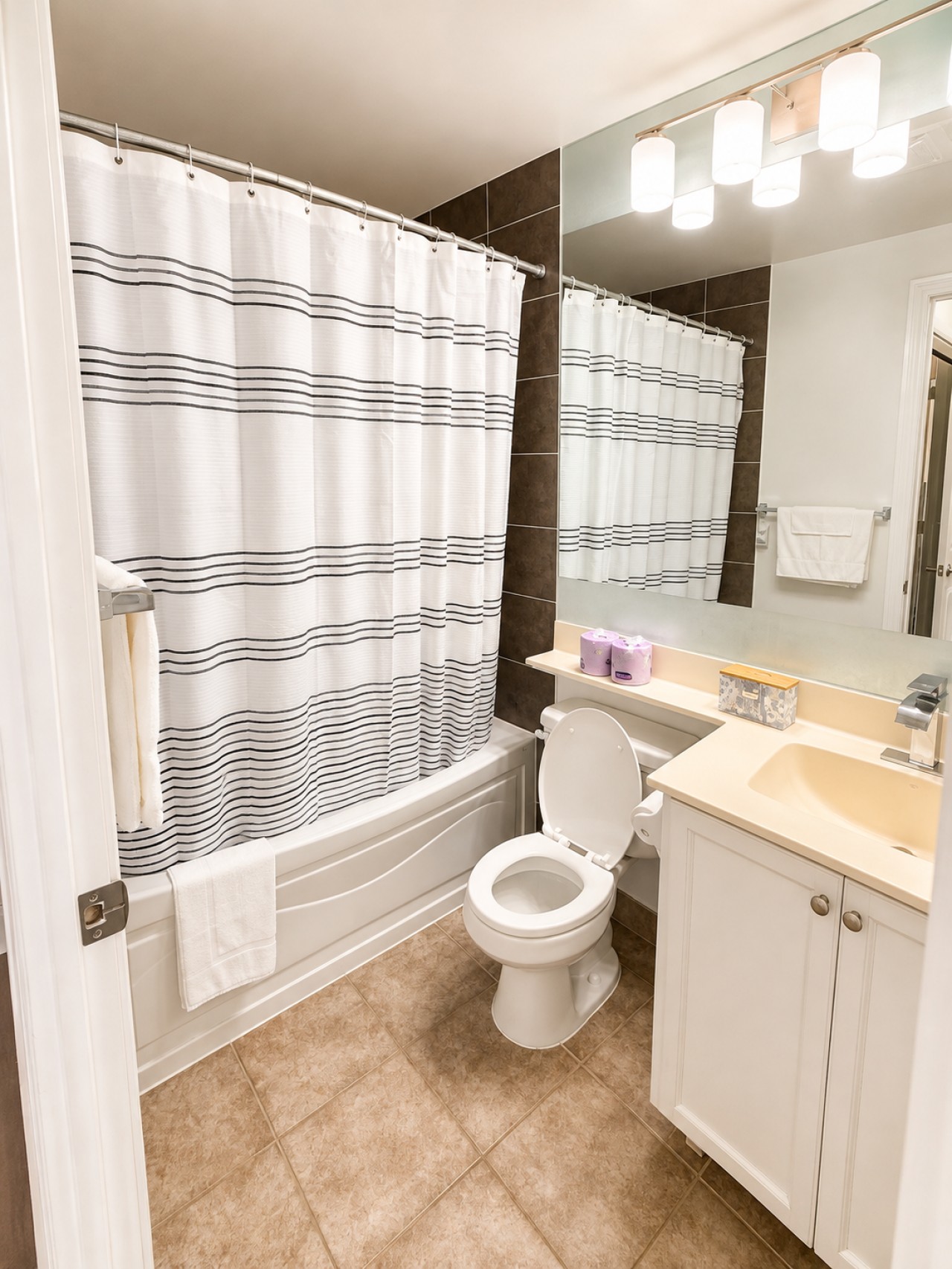 High-Rise 3BR Oasis | Free Parking | City Views — furnished suite photo 7 in Mississauga