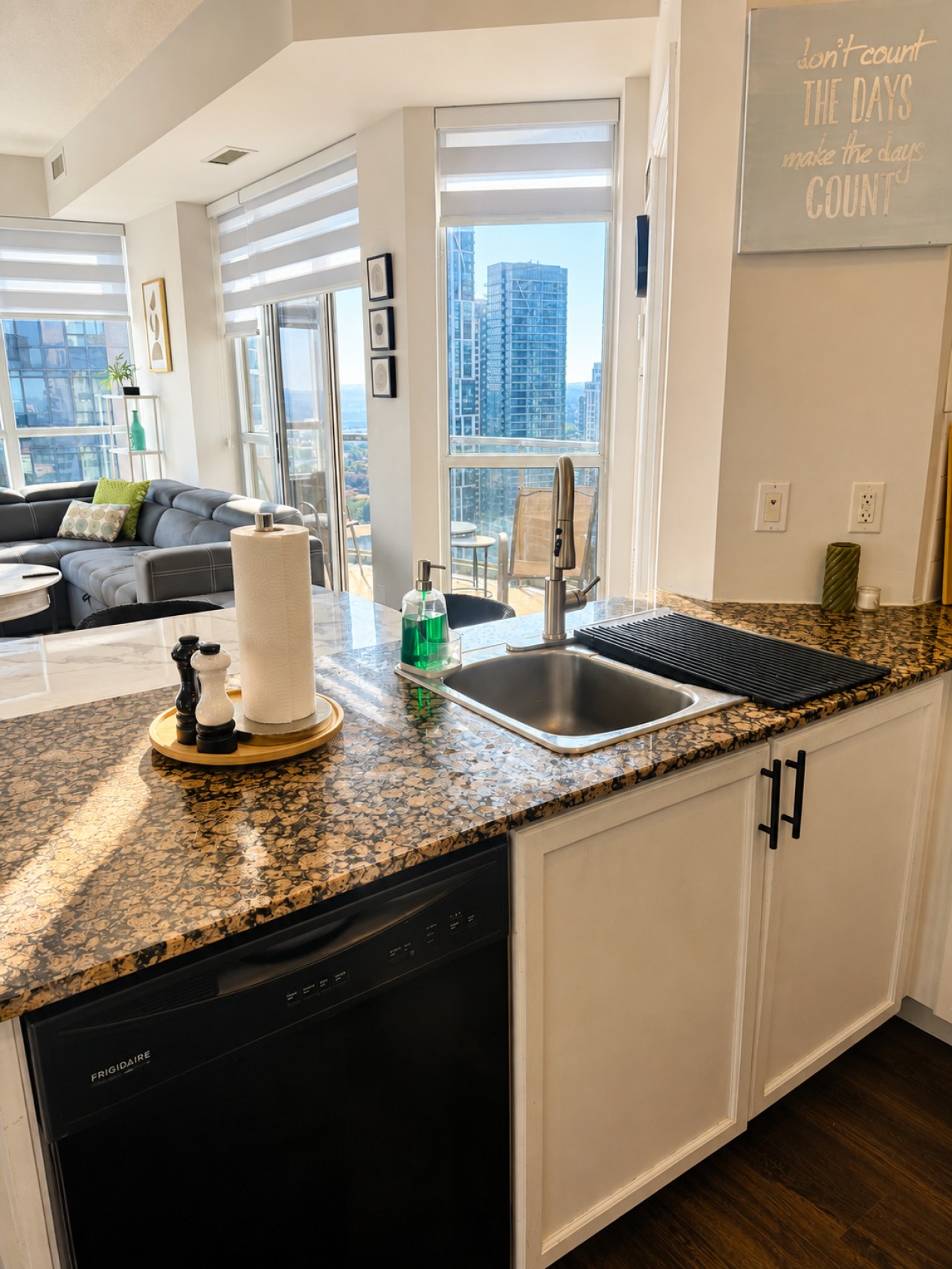 High-Rise 3BR Oasis | Free Parking | City Views — furnished suite photo 8 in Mississauga
