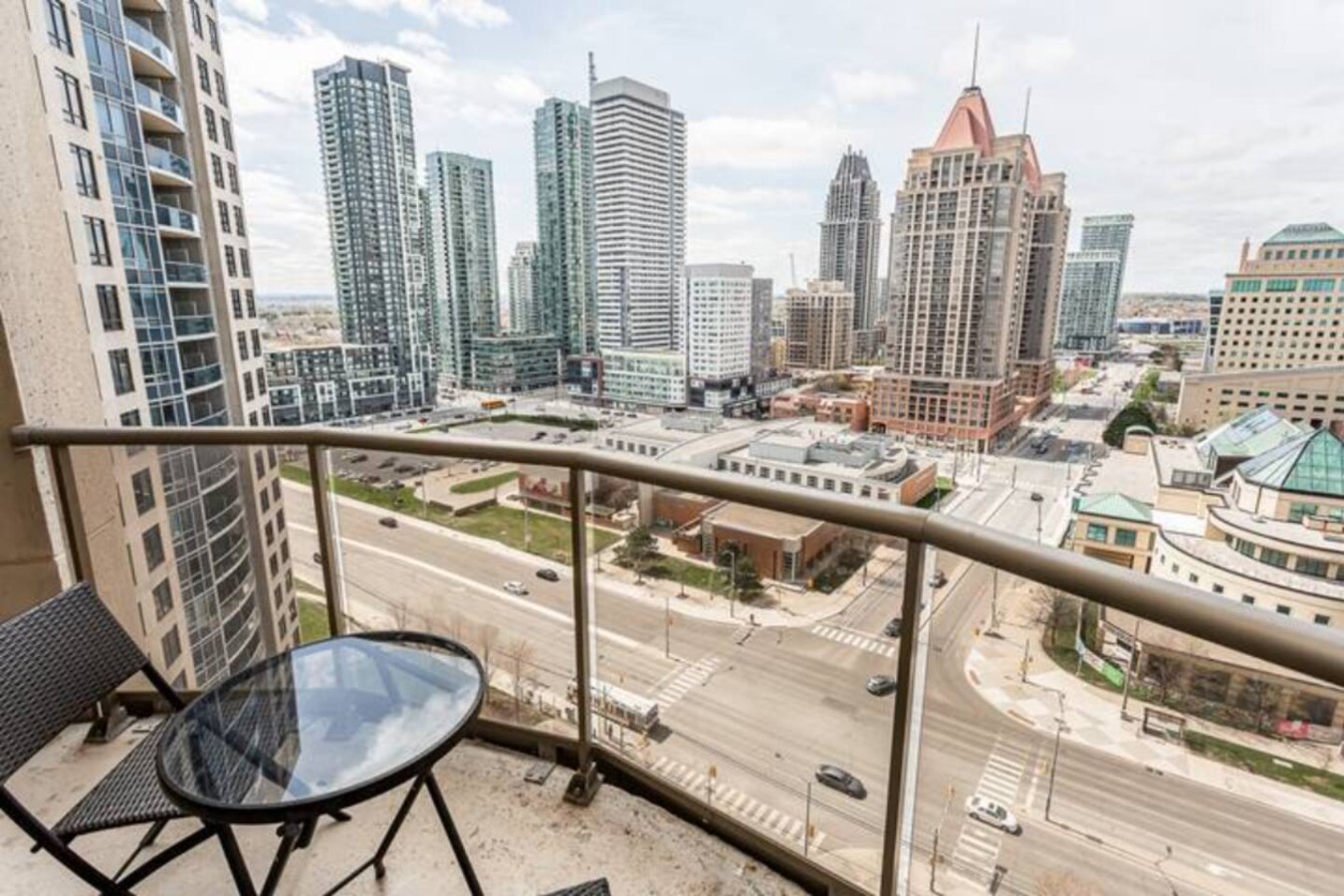 High-Rise 3BR Oasis | Free Parking | City Views — furnished suite photo 8 in Mississauga
