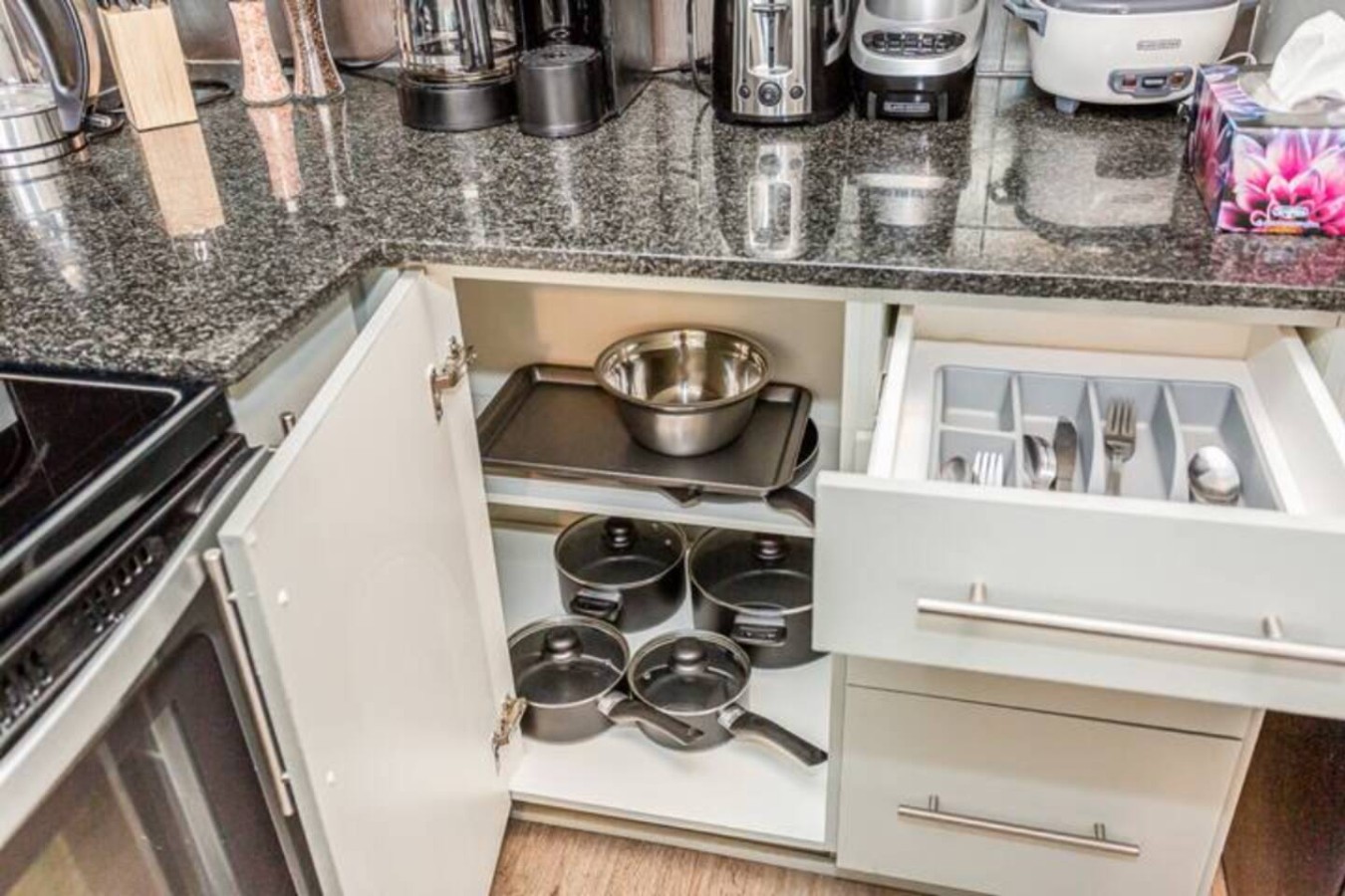 High-Rise 3BR Oasis | Free Parking | City Views — furnished suite photo 9 in Mississauga
