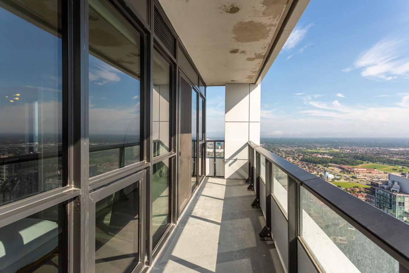 Sunset Retreat | 2BR/2BA | CN Tower View + Parking — furnished suite photo 30 in Mississauga