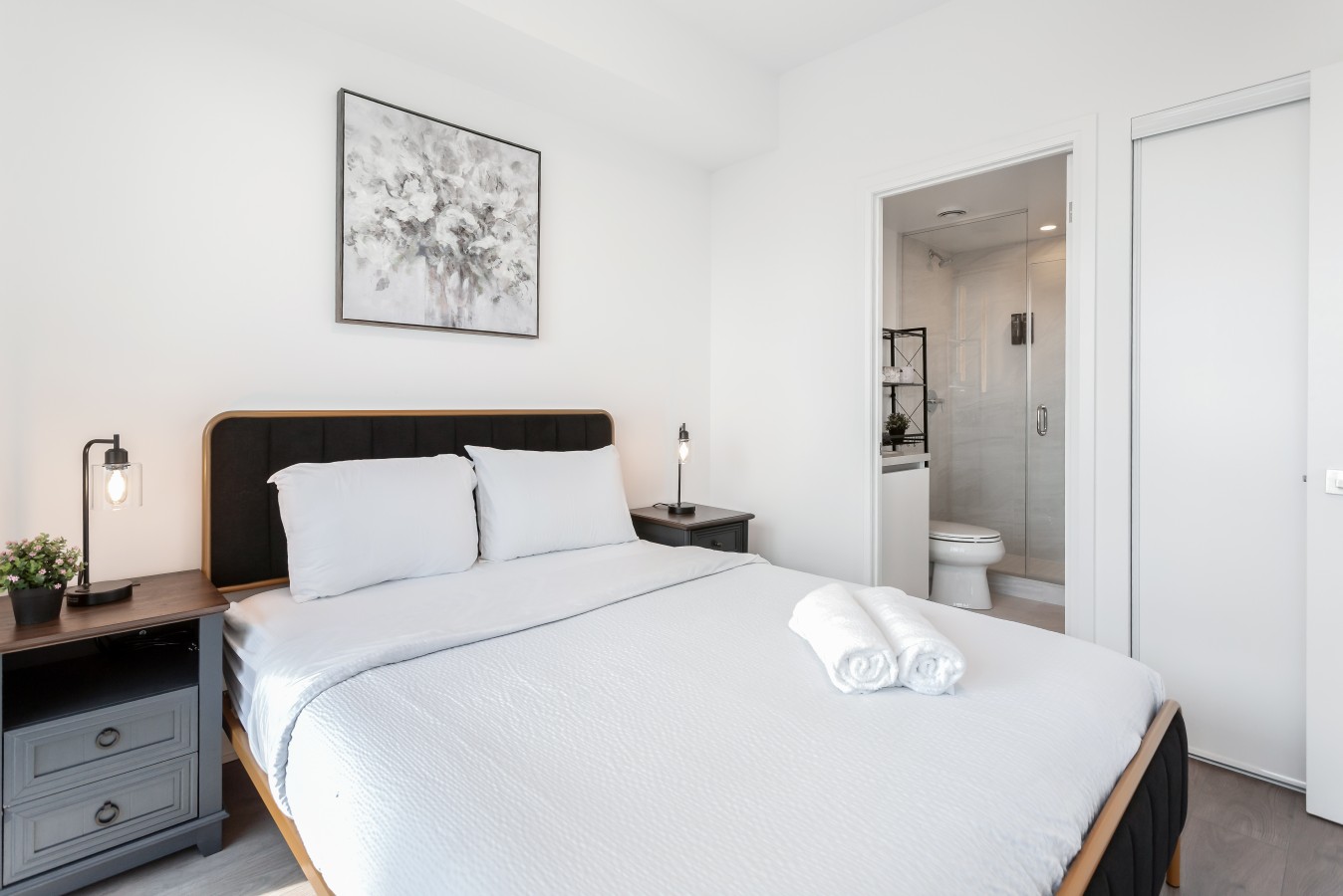 Sunset Retreat | 2BR/2BA | CN Tower View + Parking — furnished suite photo 36 in Mississauga