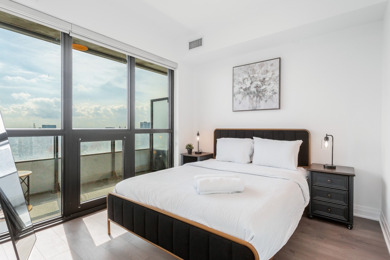 Sunset Retreat | 2BR/2BA | CN Tower View + Parking — furnished suite photo 39 in Mississauga