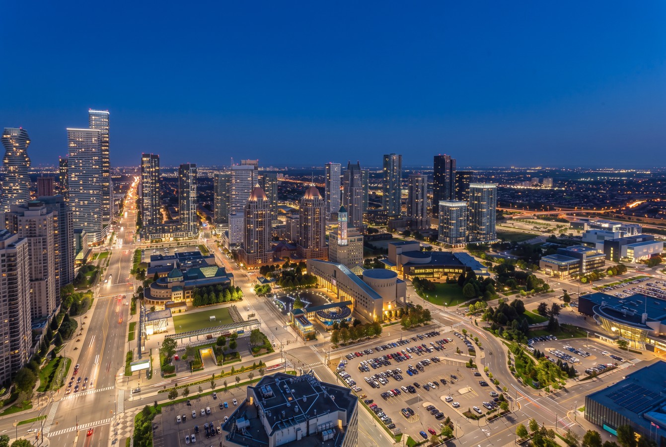 Sunset Retreat | 2BR/2BA | CN Tower View + Parking — furnished suite photo 33 in Mississauga
