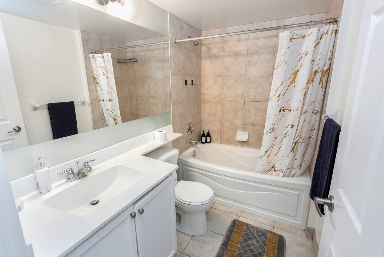 Stylish 2BR Retreat Steps to SQ1 | Prime Location — furnished suite photo 24 in Mississauga