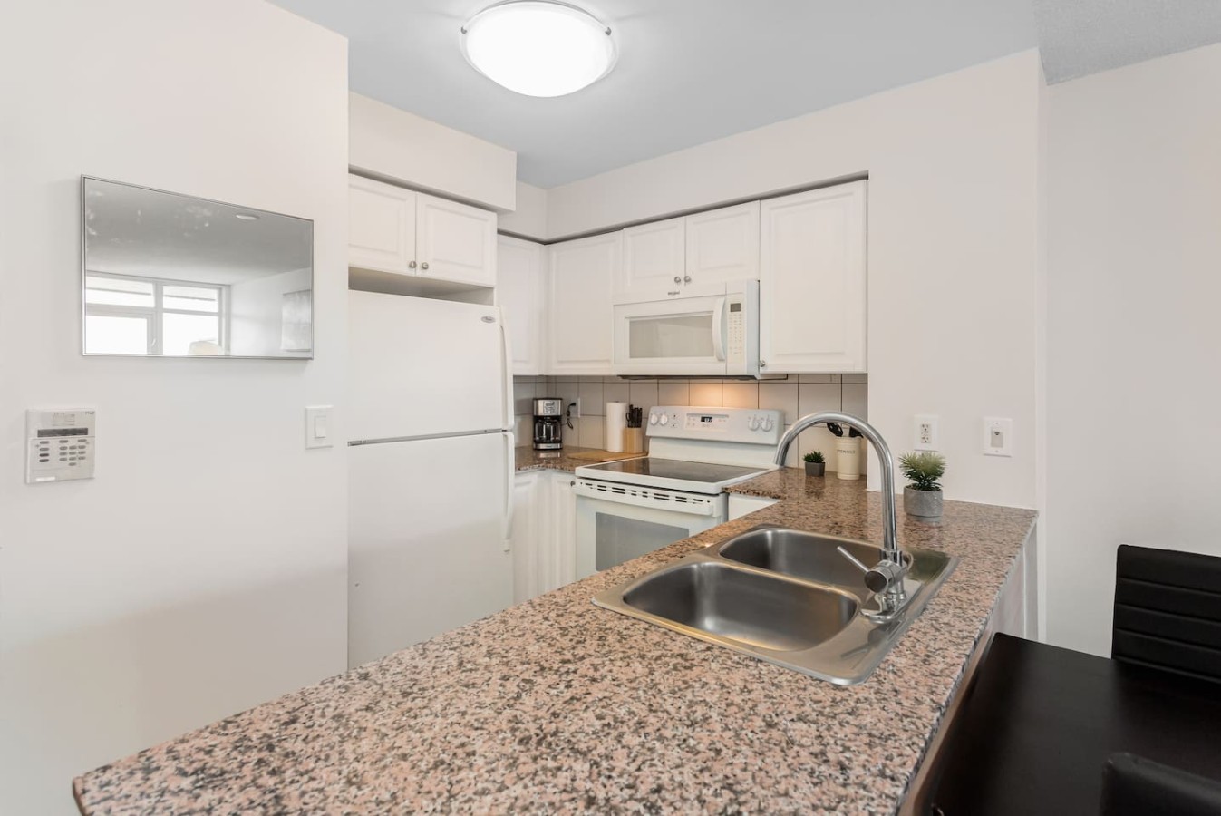 Stylish 2BR Retreat Steps to SQ1 | Prime Location — furnished suite photo 39 in Mississauga