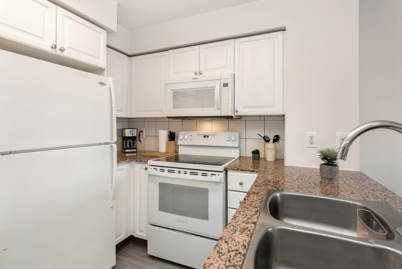 Stylish 2BR Retreat Steps to SQ1 | Prime Location — furnished suite photo 43 in Mississauga