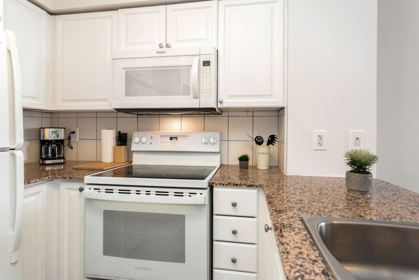 Stylish 2BR Retreat Steps to SQ1 | Prime Location — furnished suite photo 41 in Mississauga