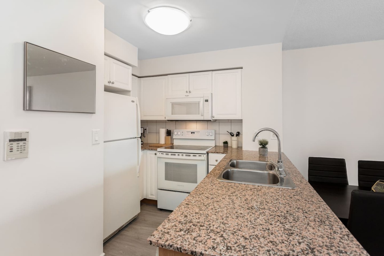 Stylish 2BR Retreat Steps to SQ1 | Prime Location — furnished suite photo 42 in Mississauga