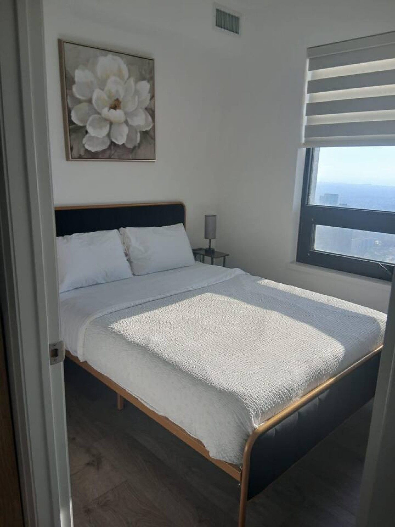 Luxury Sky Penthouse | CN Tower & Lake Views — furnished suite photo 4 in Mississauga