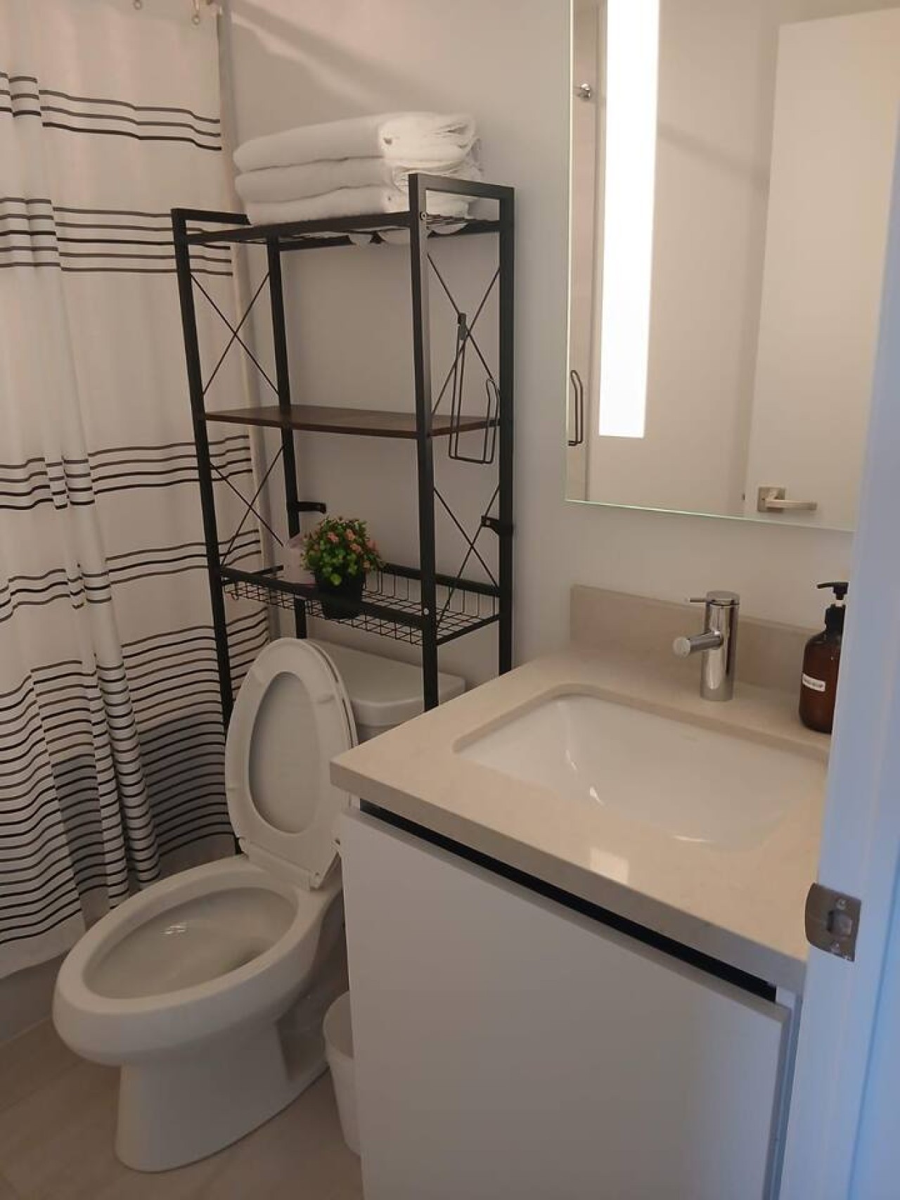 Luxury Sky Penthouse | CN Tower & Lake Views — furnished suite photo 3 in Mississauga