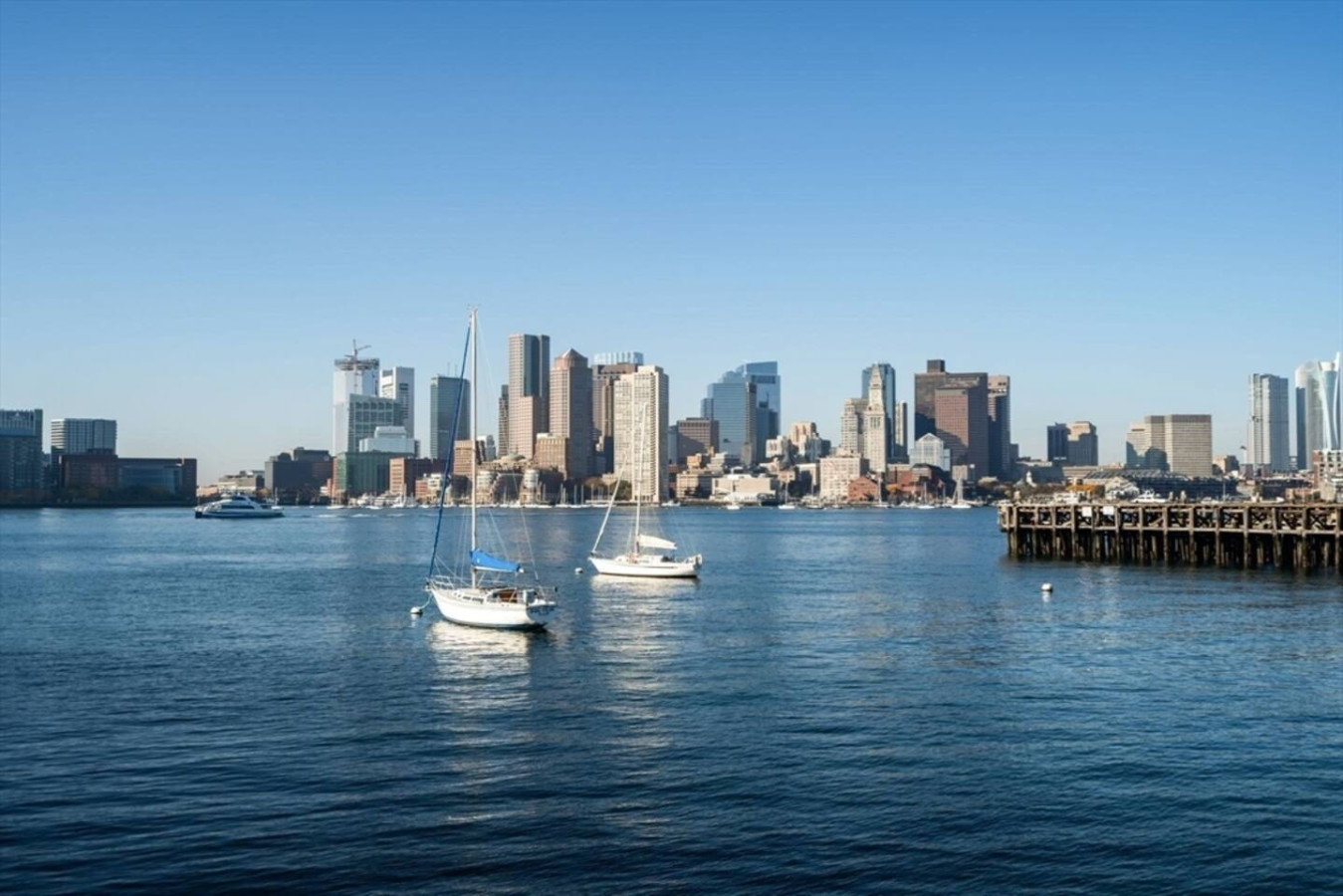 Skyline Views And Full Kitchen - Serene Coastal Retreat - Boston, MA
