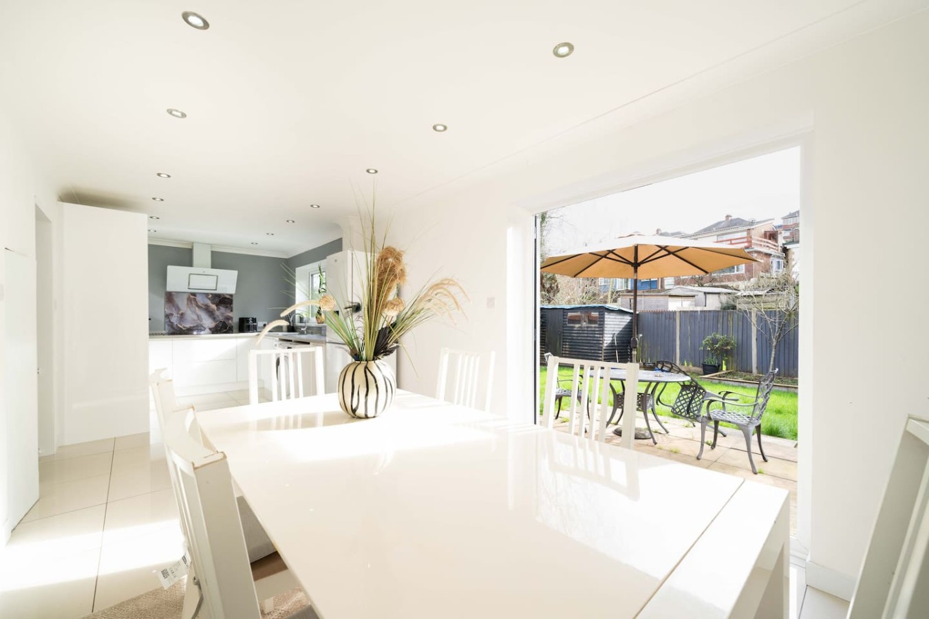 Cutters House*Sleeps 9*Groups*Contractors*Parking in 1 Cutter Close - Property image 2 - VivreStays