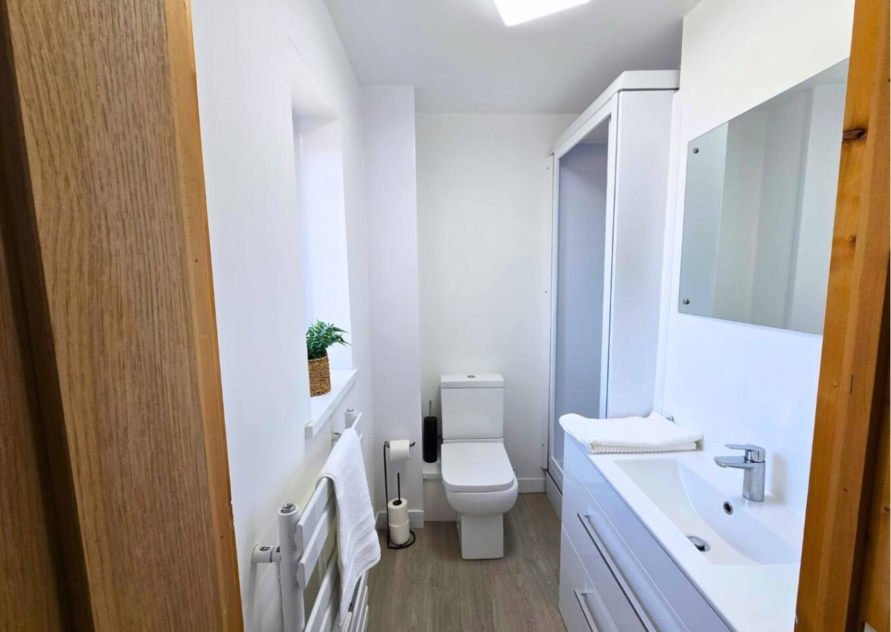 Cutters House*Sleeps 9*Groups*Contractors*Parking in 1 Cutter Close - Property image 16 - VivreStays