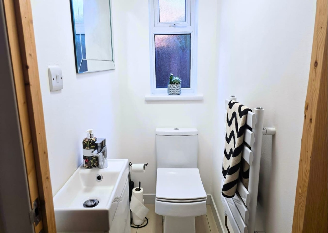 Cutters House*Sleeps 9*Groups*Contractors*Parking in 1 Cutter Close - Property image 11 - VivreStays