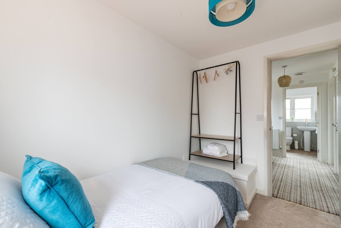 Mon Bank II* Contractors* Parking*Sleeps 5 in 73 Monmouth Castle Drive - Property image 7 - VivreStays