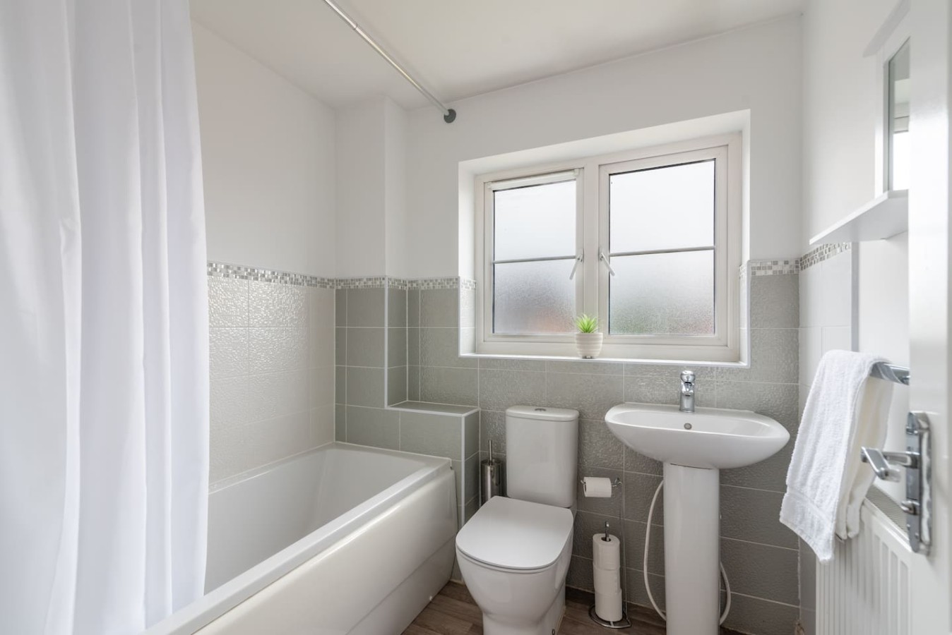 Mon Bank II* Contractors* Parking*Sleeps 5 in 73 Monmouth Castle Drive - Property image 11 - VivreStays