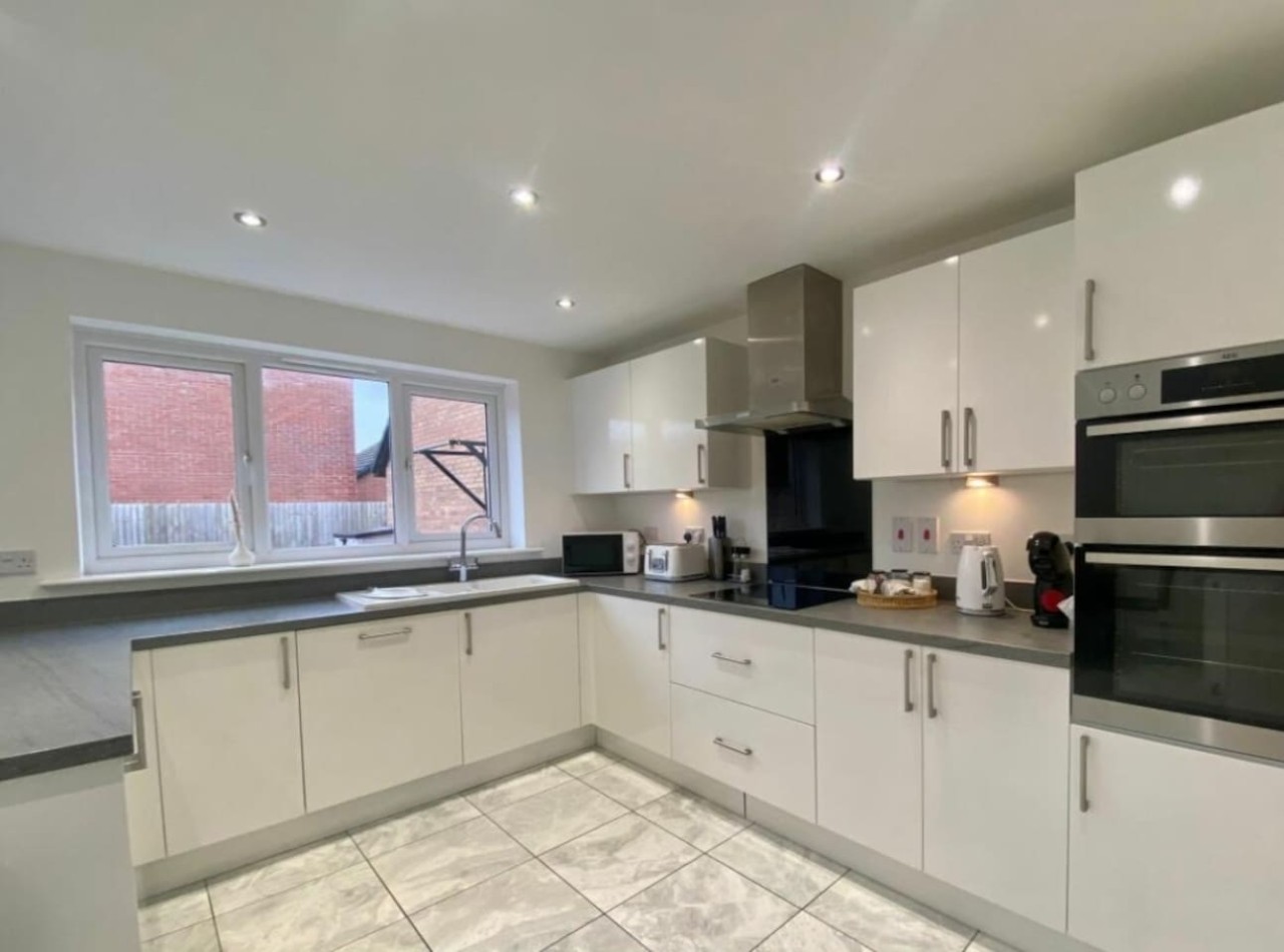 Glynn*House*Newport*sleeps 8*Groups*Parking in 45 Tandem Mill Road - Property image 9 - VivreStays