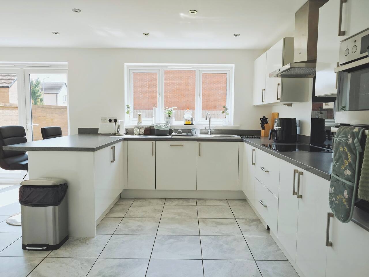Glynn*House*Newport*sleeps 8*Groups*Parking in 45 Tandem Mill Road - Property image 16 - VivreStays