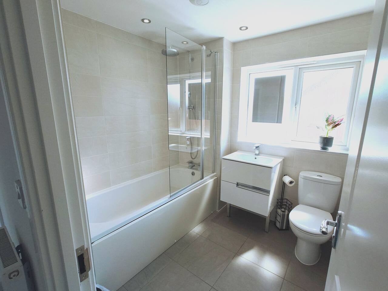 Glynn*House*Newport*sleeps 8*Groups*Parking in 45 Tandem Mill Road - Property image 19 - VivreStays