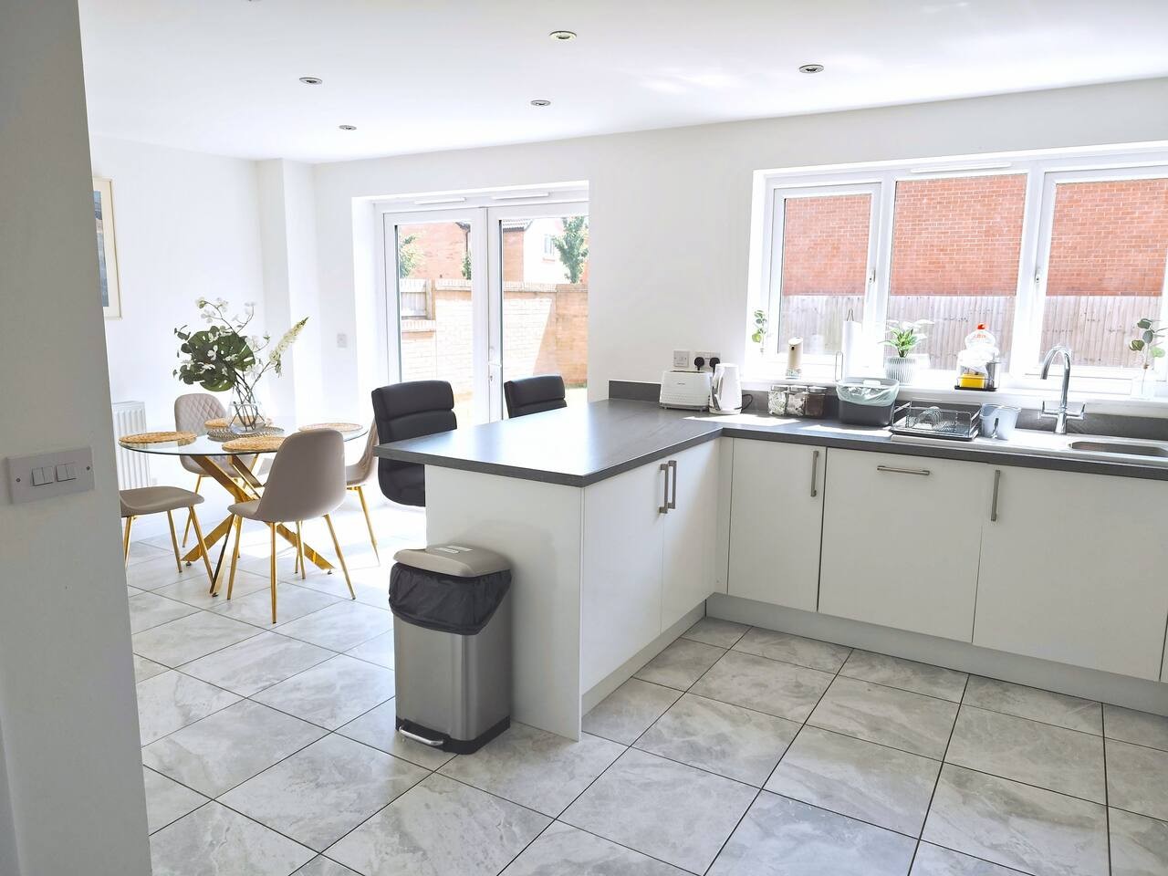 Glynn*House*Newport*sleeps 8*Groups*Parking in 45 Tandem Mill Road - Property image 3 - VivreStays