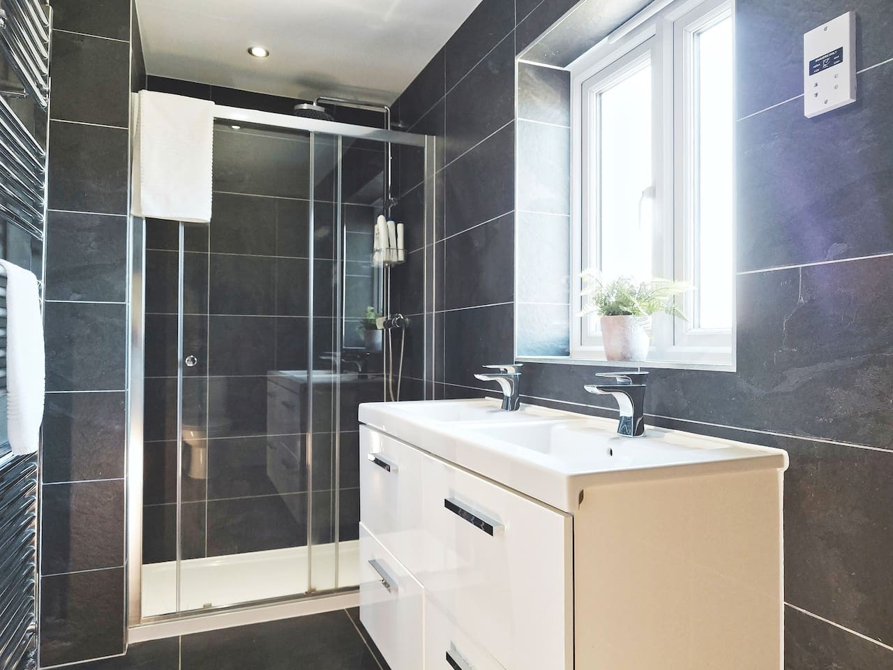 Glynn*House*Newport*sleeps 8*Groups*Parking in 45 Tandem Mill Road - Property image 13 - VivreStays