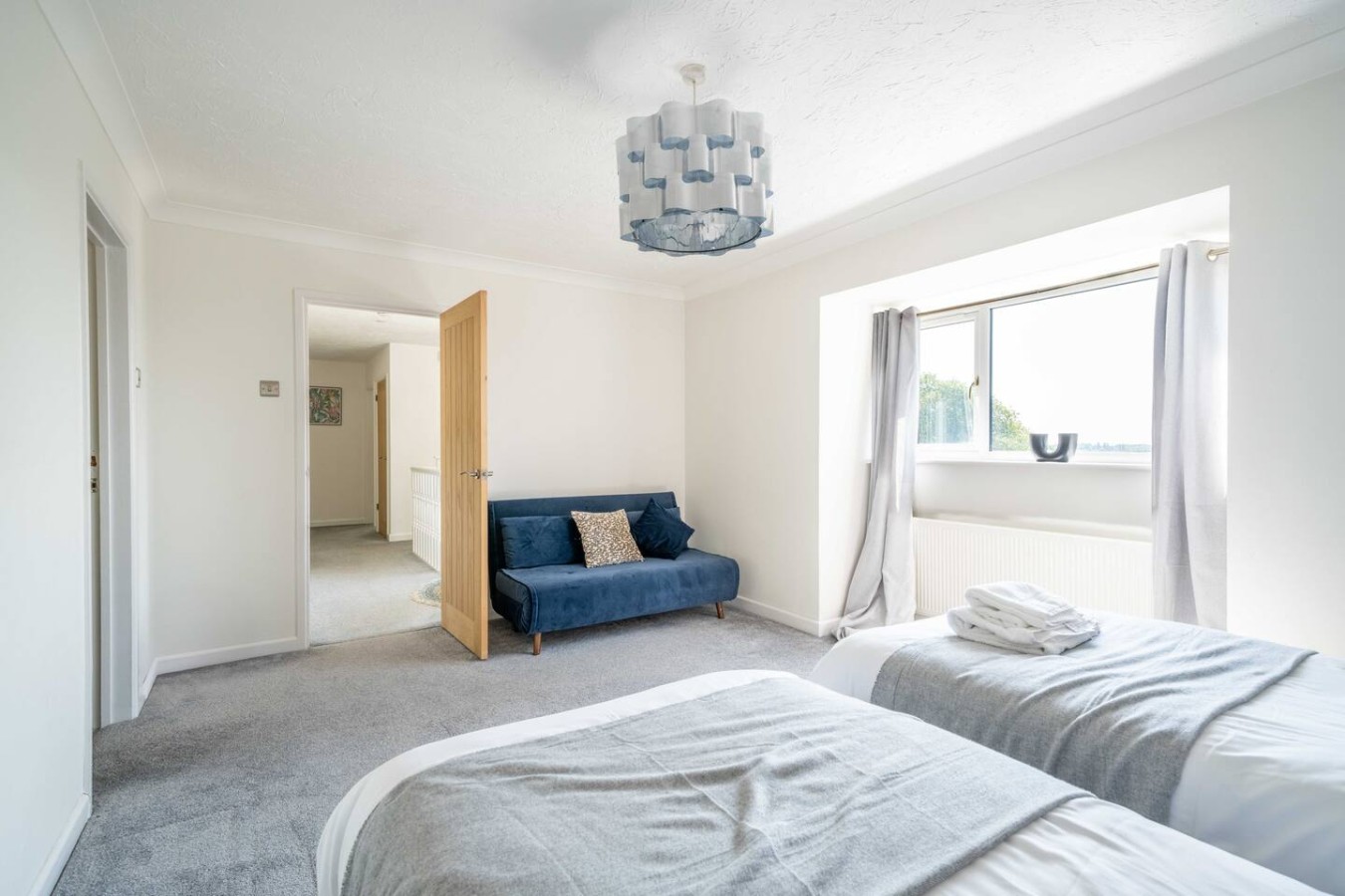 Horizon House*Sleeps 12*Parking*Corporate*Groups in 31 Glanwern Rise - Property image 26 - VivreStays