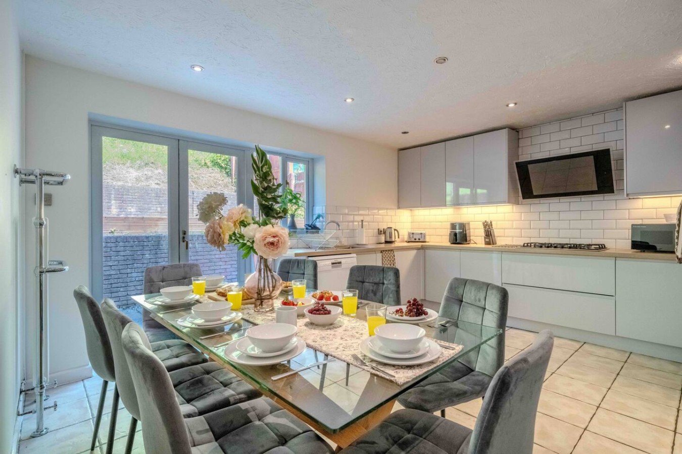 Horizon House*Sleeps 12*Parking*Corporate*Groups in 31 Glanwern Rise - Property image 20 - VivreStays