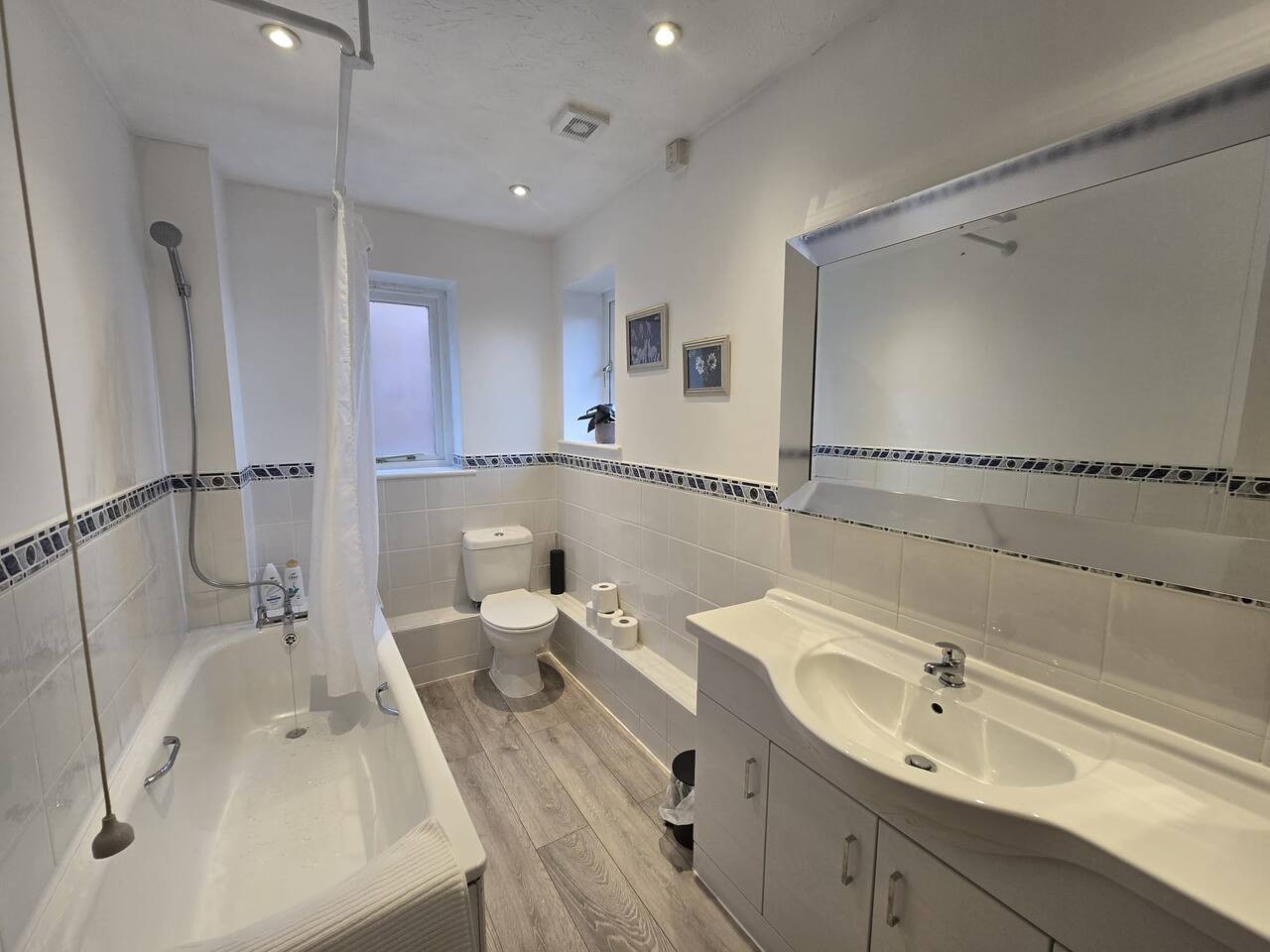 Horizon House*Sleeps 12*Parking*Corporate*Groups in 31 Glanwern Rise - Property image 8 - VivreStays