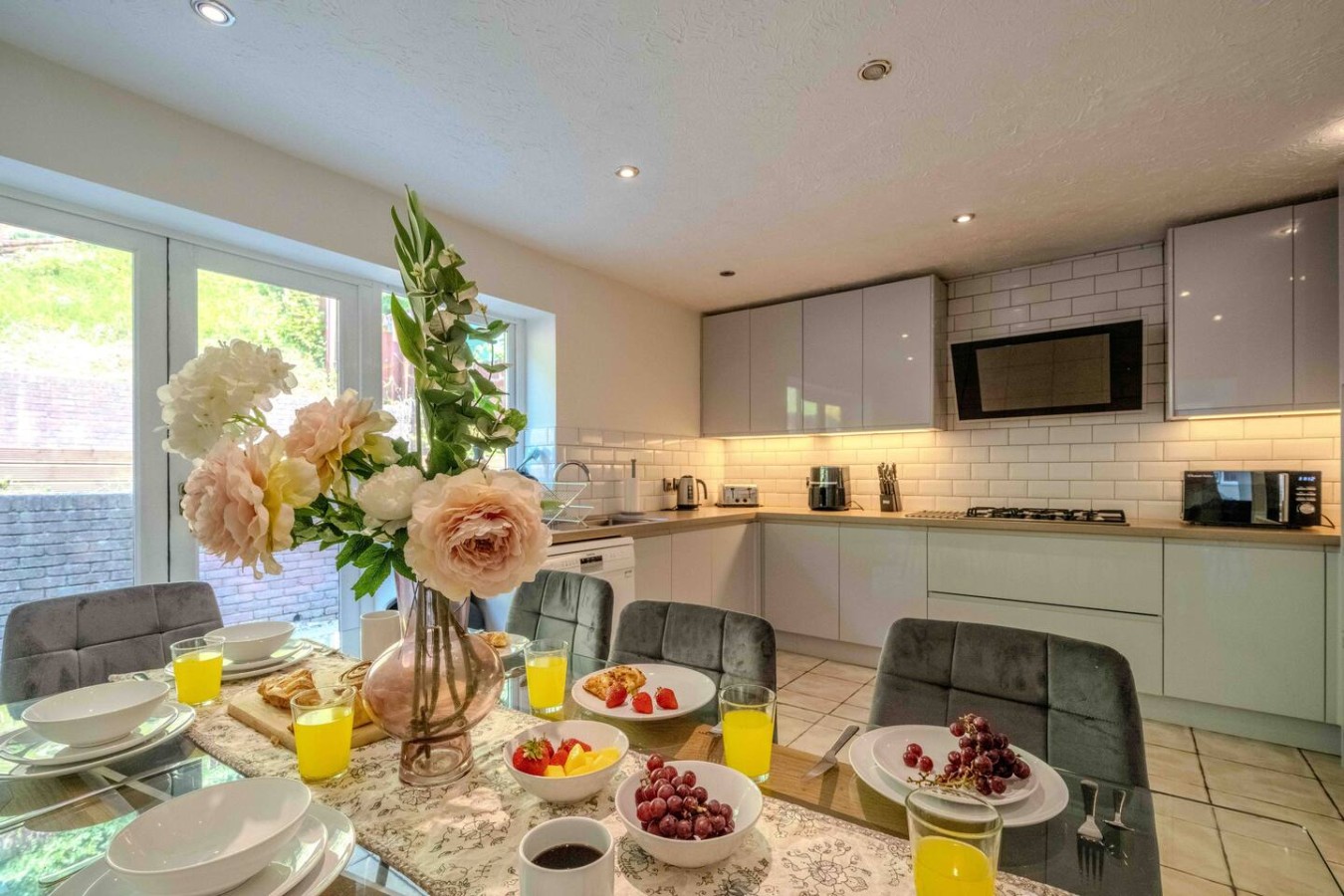 Horizon House*Sleeps 12*Parking*Corporate*Groups in 31 Glanwern Rise - Property image 3 - VivreStays