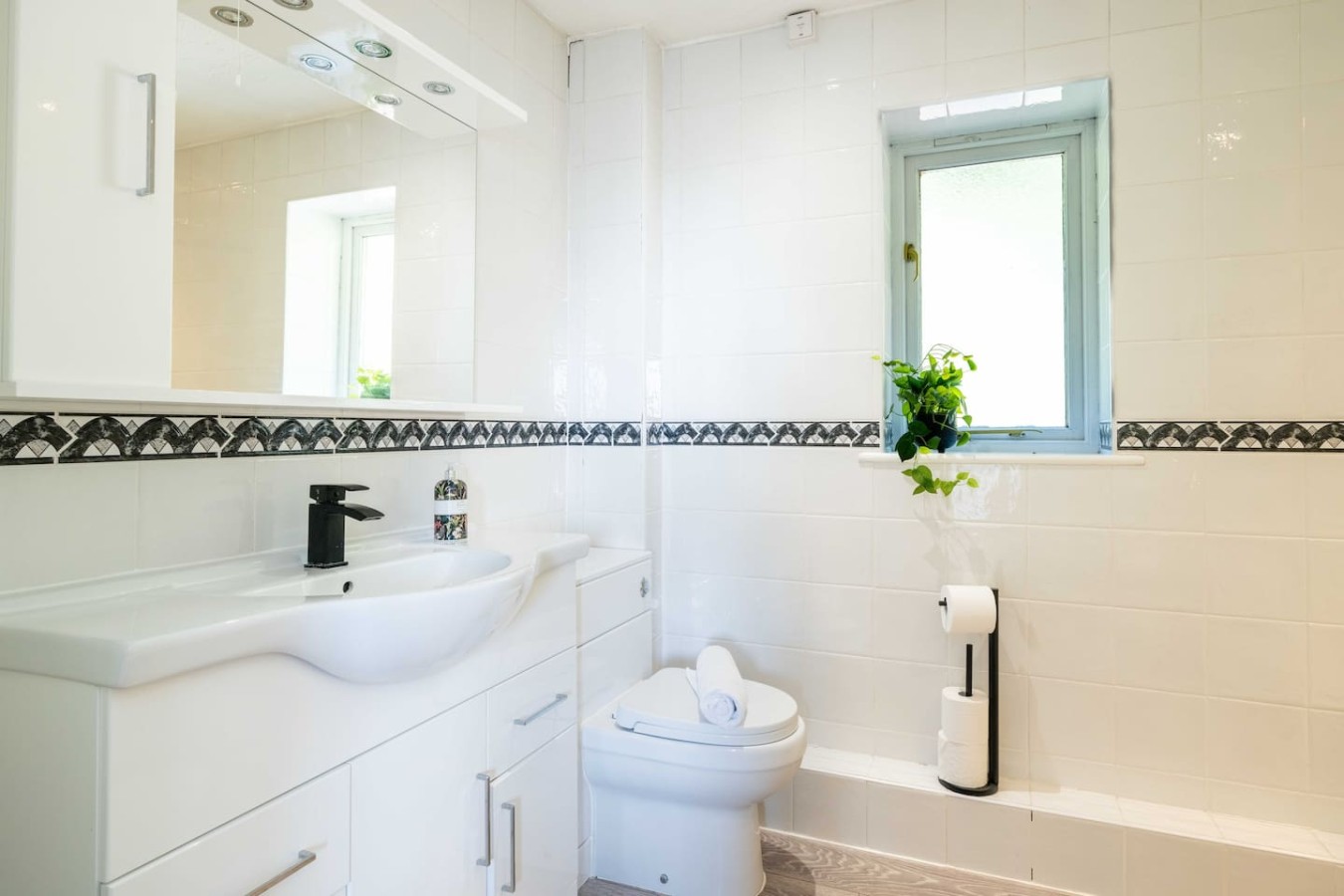Horizon House*Sleeps 12*Parking*Corporate*Groups in 31 Glanwern Rise - Property image 34 - VivreStays