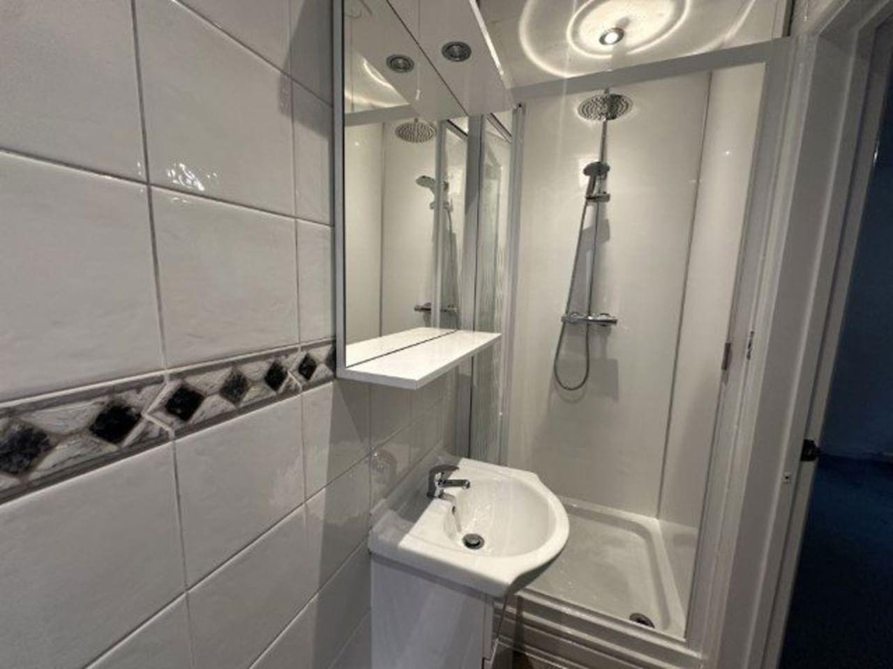 Horizon House*Sleeps 12*Parking*Corporate*Groups in 31 Glanwern Rise - Property image 13 - VivreStays