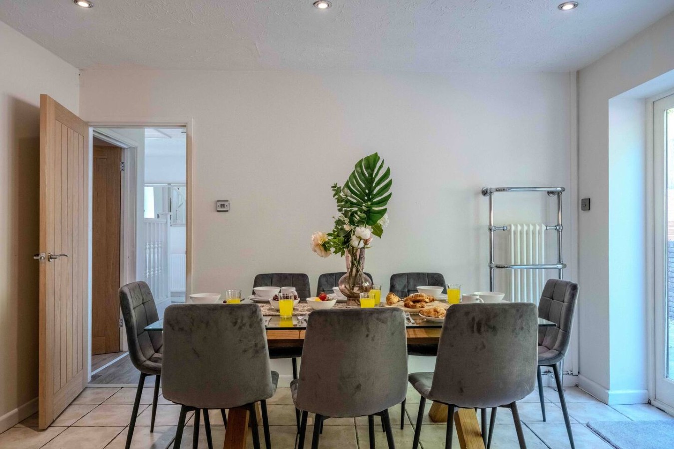 Horizon House*Sleeps 12*Parking*Corporate*Groups in 31 Glanwern Rise - Property image 9 - VivreStays