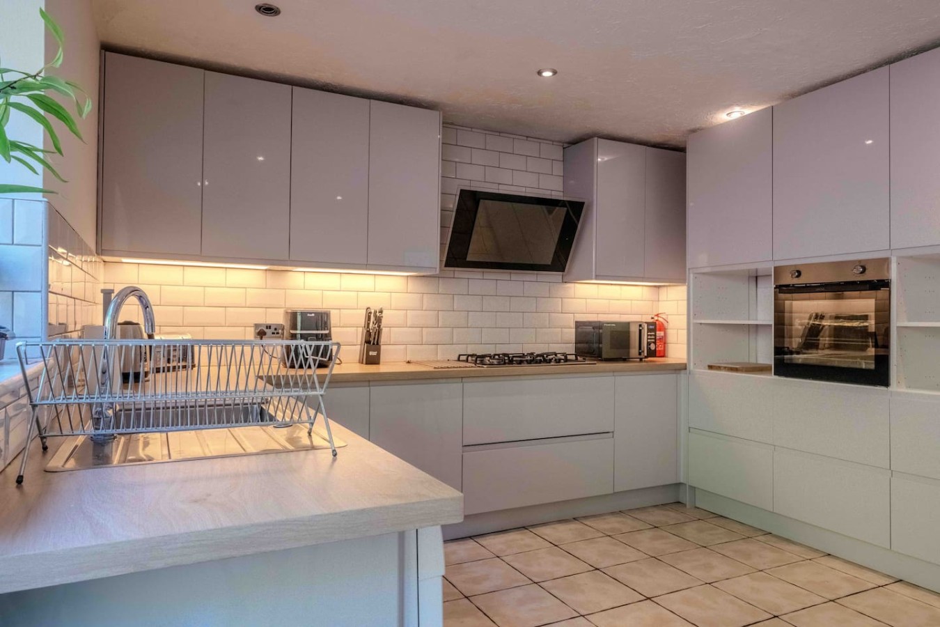 Horizon House*Sleeps 12*Parking*Corporate*Groups in 31 Glanwern Rise - Property image 11 - VivreStays