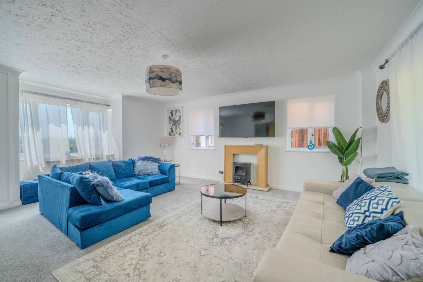 Horizon House*Sleeps 12*Parking*Corporate*Groups in 31 Glanwern Rise - Property image 2 - VivreStays