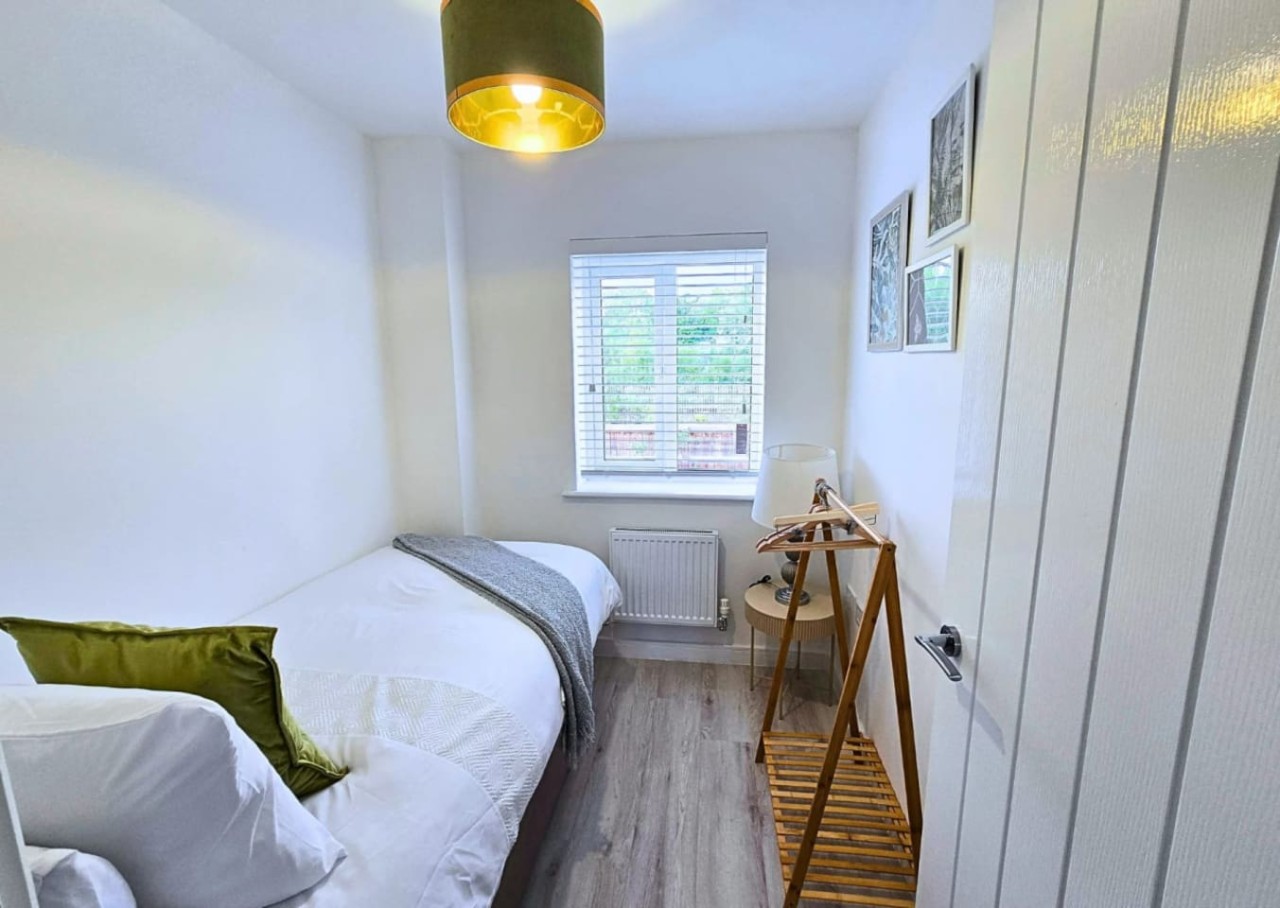 Wayfield House*Sleeps 5*Groups*Parking in 15 Chapel Field Way - Property image 6 - VivreStays