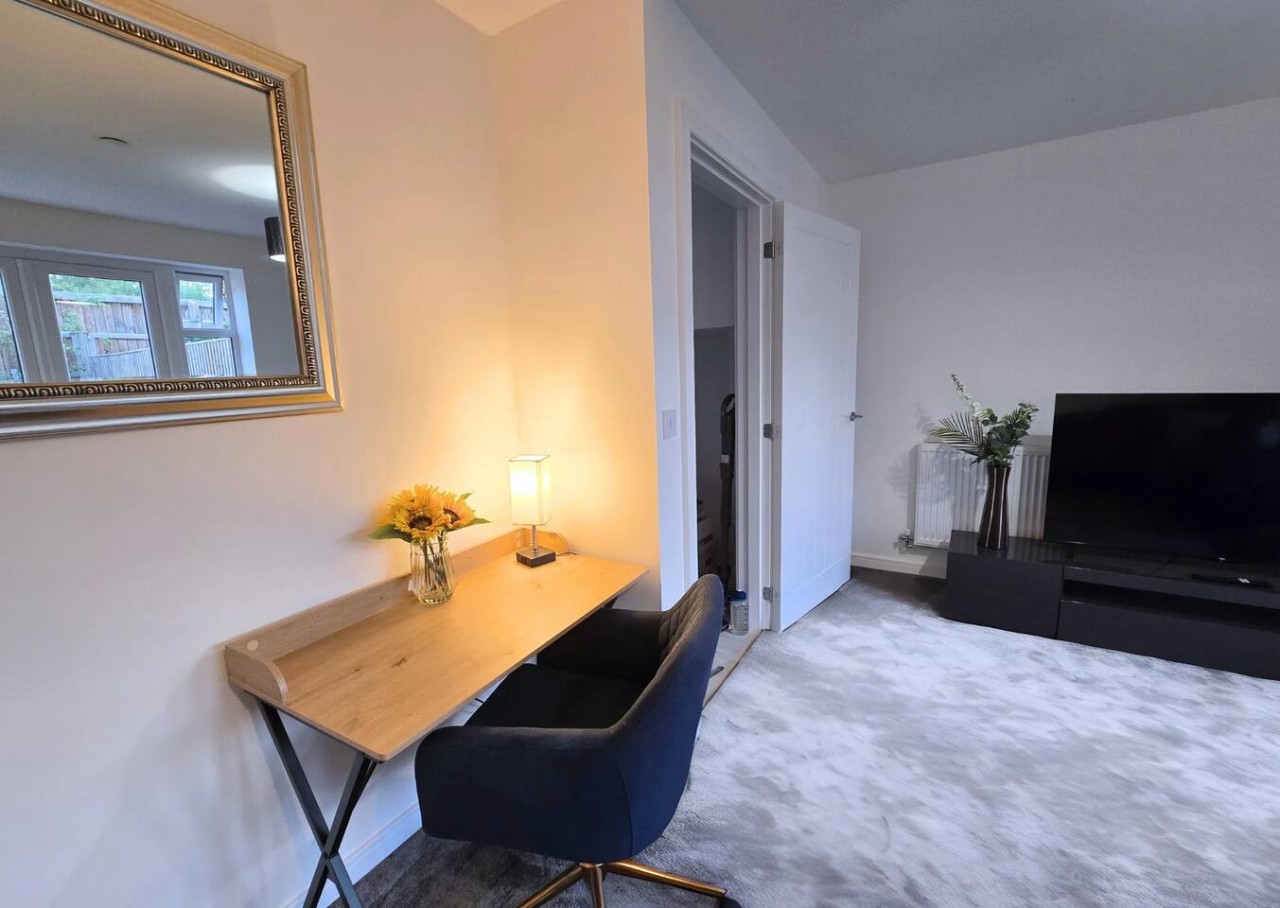 Wayfield House*Sleeps 5*Groups*Parking in 15 Chapel Field Way - Property image 15 - VivreStays
