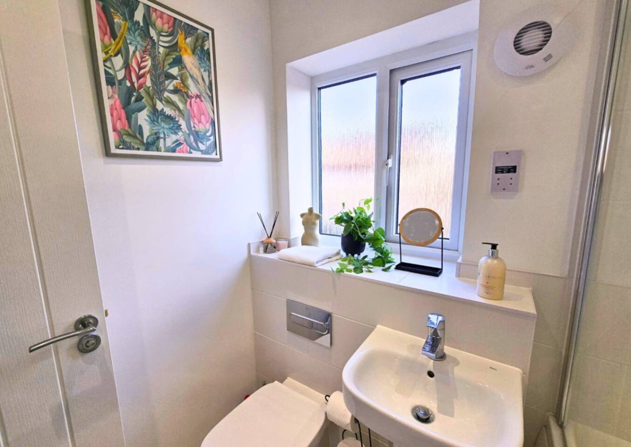 Wayfield House*Sleeps 5*Groups*Parking in 15 Chapel Field Way - Property image 5 - VivreStays